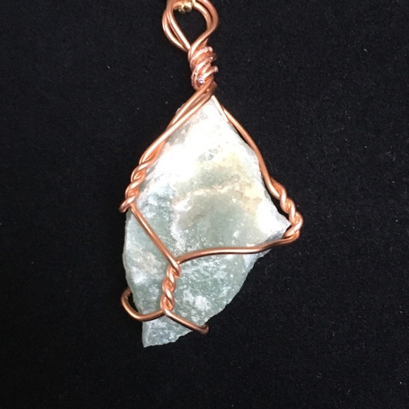 Wire Wrapped Green Stone on a Vintage Gold Tone Chain Necklace - Picture 5 of 13